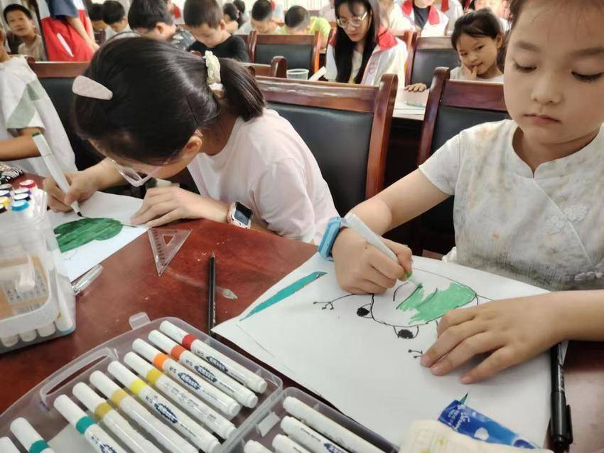 五线谱遇上调色盘:湖北文理学院志愿者为儿童打造“音乐+绘画”创新美育课.docx